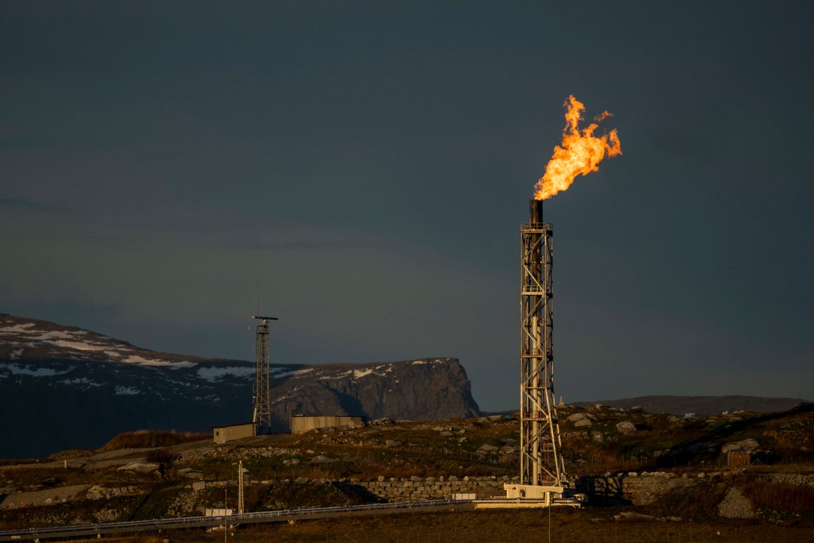 Hammerfest 20221102.
Melkøya utenfor Hammerfest. På øya har Equinor bygget et anlegg for mottak og prosessering av naturgass fra Snøhvitfeltet i Barentshavet. Gassen blir sendt i en 145 km lang gassrørledning til øya. På Melkøya blir gassen prosessert og konvertert til nedkjølt flytende naturgass (LNG = liquified natural gas). Gassen blir deretter eksportert i spesialbygde LNG-skip. Anlegget startet opp høsten 2007.
Foto: Fredrik Varfjell / NTB Hammerfest 20221102.
Melkøya utenfor Hammerfest. På øya har Equinor bygget et anlegg for mottak og prosessering av naturgass fra Snøhvitfeltet i Barentshavet. Gassen blir sendt i en 145 km lang gassrørledning til øya. På Melkøya blir gassen prosessert og konvertert til nedkjølt flytende naturgass (LNG = liquified natural gas). Gassen blir deretter eksportert i spesialbygde LNG-skip. Anlegget startet opp høsten 2007.
Foto: Fredrik Varfjell / NTB