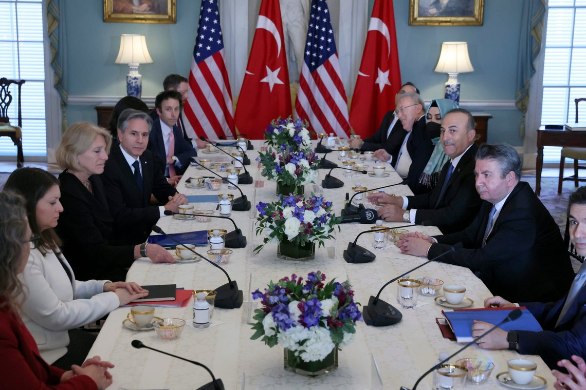 Tyrkias utenriksminister Mevlut Cavusoglu er i Washington, der han onsdag forsøkte å overbevise sin amerikanske motpart Antony Blinken om at landet må få kjøpe amerikanske F-16-fly. Foto: Leah Millis, AP / NTB. Tyrkias utenriksminister Mevlut Cavusoglu er i Washington, der han onsdag forsøkte å overbevise sin amerikanske motpart Antony Blinken om at landet må få kjøpe amerikanske F-16-fly. Foto: Leah Millis, AP / NTB.