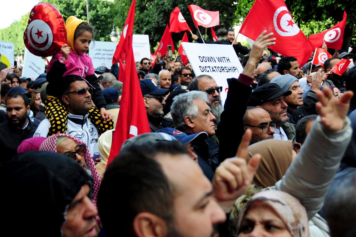 Flere hundre tunisiere demonstrerte lørdag på grunn av den økonomiske krisen landet befinner seg i. Foto: Hassene Dridi, AP / NTB. Flere hundre tunisiere demonstrerte lørdag på grunn av den økonomiske krisen landet befinner seg i. Foto: Hassene Dridi, AP / NTB.