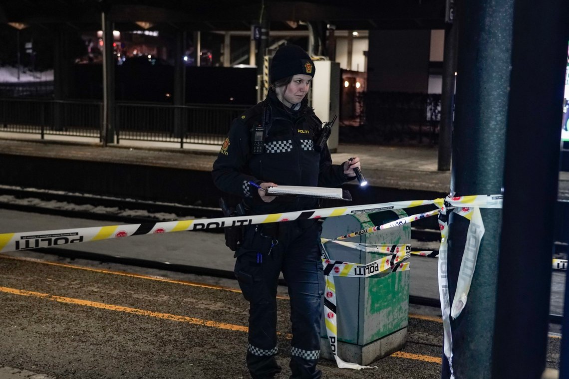Sandvika 20230112.
Politiet rykket ut til Sandvika etter en hendelse på et tog på Sandvika stasjon torsdag kveld.
Foto: Heiko Junge / NTB Sandvika 20230112.
Politiet rykket ut til Sandvika etter en hendelse på et tog på Sandvika stasjon torsdag kveld.
Foto: Heiko Junge / NTB