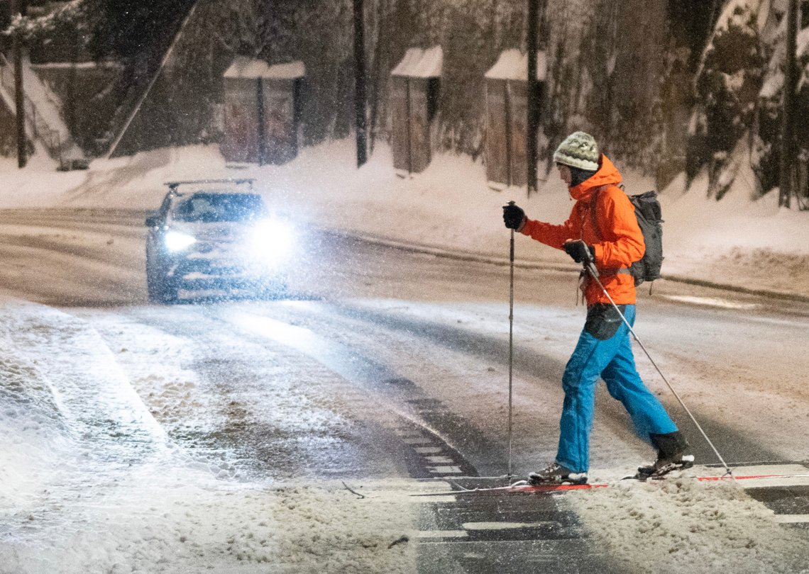 Enkelte har tatt i bruk skiutstyr for å gå på jobb i Oslo.
Foto: Jon Eeg / NTB Enkelte har tatt i bruk skiutstyr for å gå på jobb i Oslo.
Foto: Jon Eeg / NTB