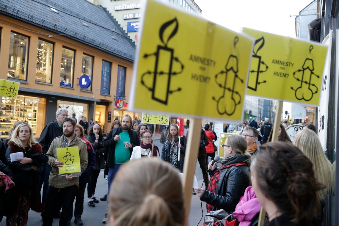 Norske feminister demonstrerer utenfor Amnestys norgeskontor, under parolen "No Amnesty for pimps and johns!".
Kvinnefronten og Kvinnegruppa Ottar har tatt initiativ til demonstrasjonen. Demonstrasjonen er en del av en internasjonal aksjon, og feminister over hele verden protesterer mot Amnesty denne dagen. De verdensomspennende demonstrasjonene er utløst av at Amnesty International på sin kongress bestemte at organisasjonen skal arbeide for å avkriminalisere alle parter involvert i prostitusjonshandelen. Foto: Berit Roald / NTB Norske feminister demonstrerer utenfor Amnestys norgeskontor, under parolen "No Amnesty for pimps and johns!".
Kvinnefronten og Kvinnegruppa Ottar har tatt initiativ til demonstrasjonen. Demonstrasjonen er en del av en internasjonal aksjon, og feminister over hele verden protesterer mot Amnesty denne dagen. De verdensomspennende demonstrasjonene er utløst av at Amnesty International på sin kongress bestemte at organisasjonen skal arbeide for å avkriminalisere alle parter involvert i prostitusjonshandelen. Foto: Berit Roald / NTB