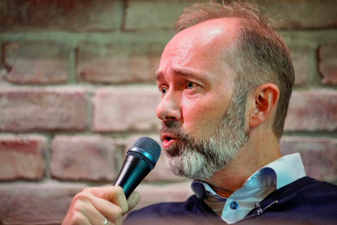 Trond Giske har et godt grep om mikrofoner, fortsatt. Denne gang har han snakket med Dagbladet om at partiledelsen i Ap kan vente seg en "ørefik" fra grunnplanet i partiet om det ikke blir tatt grep om strømprisene. Foto: Ole Martin Wold / NTB Trond Giske har et godt grep om mikrofoner, fortsatt. Denne gang har han snakket med Dagbladet om at partiledelsen i Ap kan vente seg en "ørefik" fra grunnplanet i partiet om det ikke blir tatt grep om strømprisene. Foto: Ole Martin Wold / NTB