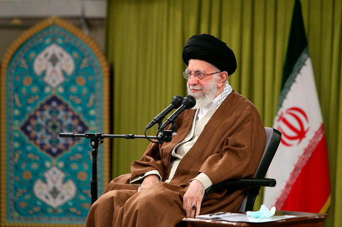Iran reagerer kraftig på at det franske satiremagasinet Charlie Hebdo har publisert tegninger av Irans øverste leder Ayatollah Ali Khamenei. Foto: AP / NTB Iran reagerer kraftig på at det franske satiremagasinet Charlie Hebdo har publisert tegninger av Irans øverste leder Ayatollah Ali Khamenei. Foto: AP / NTB