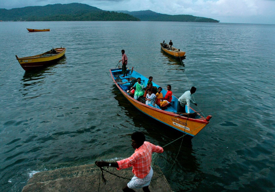 Fiskere vender tilbake til sine hjem i Port Blair, i Indias øygruppe Andaman og Nicobar-øyene. Foto: AP/Aijaz Rahi Fiskere vender tilbake til sine hjem i Port Blair, i Indias øygruppe Andaman og Nicobar-øyene. Foto: AP/Aijaz Rahi