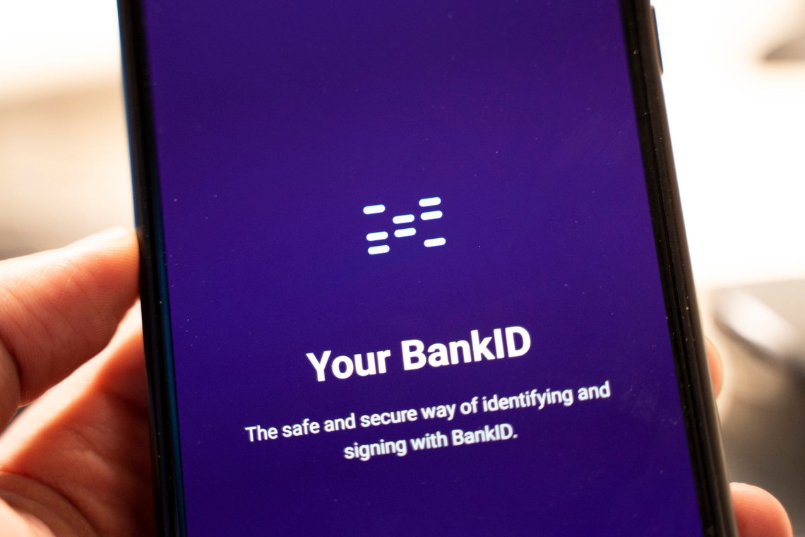Telias svindelekspert råder folk til å legge på hvis de får en telefon de synes virker mistenkelig. – Gi heller aldri fra deg BankID-informasjon til noen, uansett hvem som spør. Hvis du mistenker at du er utsatt for svindel, bør du sperre BankID, er rådet. Foto: Ali Zare / NTB Telias svindelekspert råder folk til å legge på hvis de får en telefon de synes virker mistenkelig. – Gi heller aldri fra deg BankID-informasjon til noen, uansett hvem som spør. Hvis du mistenker at du er utsatt for svindel, bør du sperre BankID, er rådet. Foto: Ali Zare / NTB