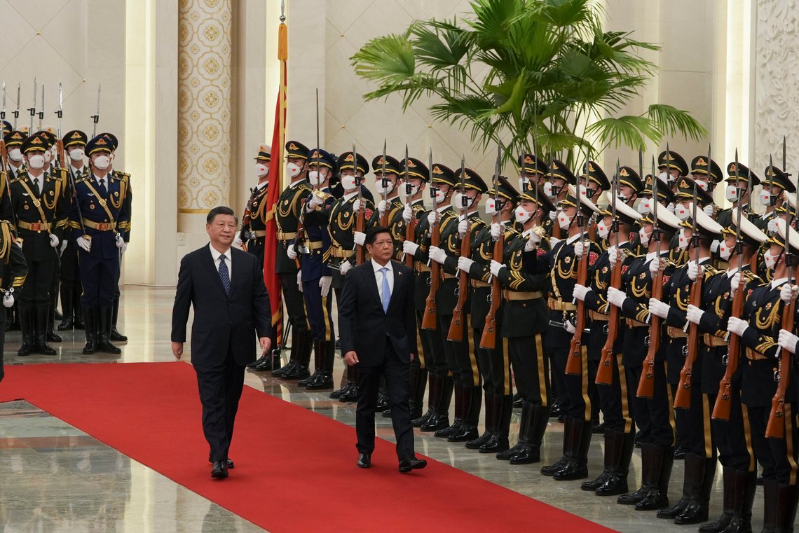 Filippinenes president Ferdinand Marcos Jr., til høyre, og president Xi Jinping går på rød løper med æresvakt under en velkomstseremoni i Folkets store hall i Beijing, onsdag 4. januar 2023. Marcos presser på for tettere økonomiske bånd med Kina, og for å unngå territoriale tvister i Sør-Kinahavet. Foto: Pressesekretær ved Det Filippinske kontor via AP. Filippinenes president Ferdinand Marcos Jr., til høyre, og president Xi Jinping går på rød løper med æresvakt under en velkomstseremoni i Folkets store hall i Beijing, onsdag 4. januar 2023. Marcos presser på for tettere økonomiske bånd med Kina, og for å unngå territoriale tvister i Sør-Kinahavet. Foto: Pressesekretær ved Det Filippinske kontor via AP.