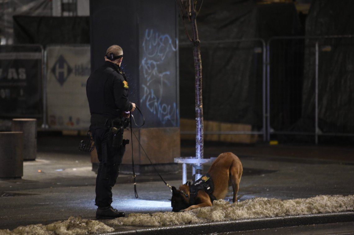 Politiet har kontroll på en person de mer er gjerningspersonen etter at en person ble stukket med en skarp gjenstand i Brugata i Oslo sentrum. Foto: Annika Byrde / NTB Politiet har kontroll på en person de mer er gjerningspersonen etter at en person ble stukket med en skarp gjenstand i Brugata i Oslo sentrum. Foto: Annika Byrde / NTB