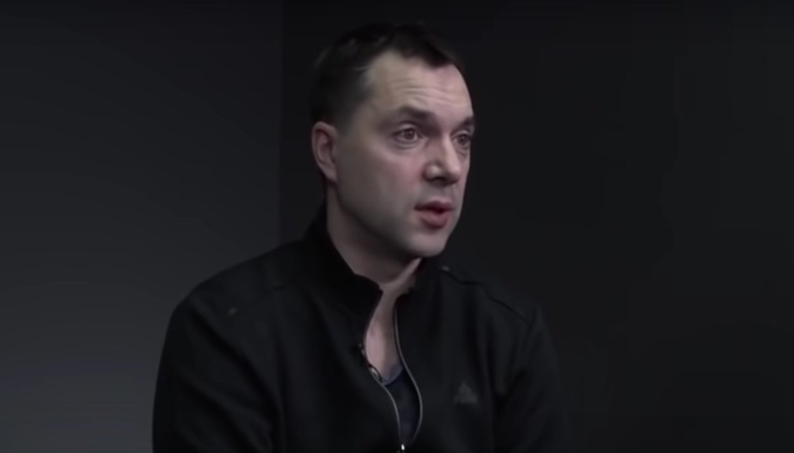 Oleksij Arestovytsj trakk seg tirsdag som rådgiver for Ukrainas president Volodymyr Zelenskyj. Han har en brokete bakgrunn, og hans avskjed kan få politiske konsekvenser. Skjermdump: YouTube Oleksij Arestovytsj trakk seg tirsdag som rådgiver for Ukrainas president Volodymyr Zelenskyj. Han har en brokete bakgrunn, og hans avskjed kan få politiske konsekvenser. Skjermdump: YouTube