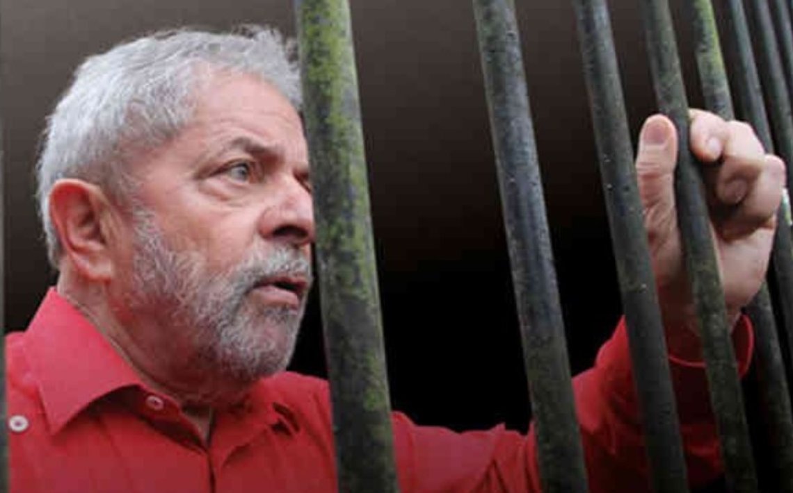 Lula ble dømt til 12 års fengsel for grov korrupsjon etter Petrobas-skandalen i 2018 og kunne ikke stille til valg, men hans venner i høyesterett omstødte dommen i 2021. Det er forbudt i Brasil å publisere bilder av Lula i fangedrakt. Skjermbilde fra Twitter Lula ble dømt til 12 års fengsel for grov korrupsjon etter Petrobas-skandalen i 2018 og kunne ikke stille til valg, men hans venner i høyesterett omstødte dommen i 2021. Det er forbudt i Brasil å publisere bilder av Lula i fangedrakt. Skjermbilde fra Twitter