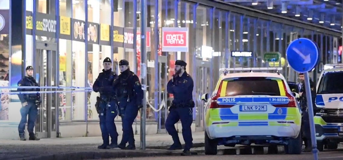Svensk politi under utrykning i Vällingby utenfor Stockholm etter skyting nyttårsaften 2022. Skjermdump video, Aftonbladet. Svensk politi under utrykning i Vällingby utenfor Stockholm etter skyting nyttårsaften 2022. Skjermdump video, Aftonbladet.