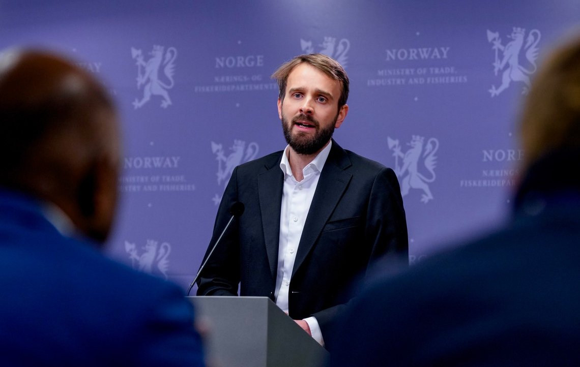 Næringsminister Jan Christian Vestre (Ap) advarer dagligvarebransjen dagen før den varslede prisøkningen. Han er spent på hvor mye prisene øker 1. februar, men uansett er det forbrukerne som vil sitte igjen med Svarteper i dette pris-spillet. Foto: Beate Oma Dahle / NTB Næringsminister Jan Christian Vestre (Ap) advarer dagligvarebransjen dagen før den varslede prisøkningen. Han er spent på hvor mye prisene øker 1. februar, men uansett er det forbrukerne som vil sitte igjen med Svarteper i dette pris-spillet. Foto: Beate Oma Dahle / NTB