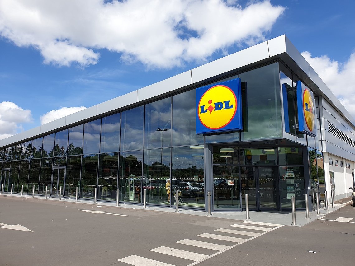 Lidl satser på å bli populære blant unge kunder, og vil redusere kjøttutvalget for å erstatte det med alternative kilder til protein. Slik vil butikkjeden bidra til det grønne skiftet. Foto: Wikipedia Lidl satser på å bli populære blant unge kunder, og vil redusere kjøttutvalget for å erstatte det med alternative kilder til protein. Slik vil butikkjeden bidra til det grønne skiftet. Foto: Wikipedia