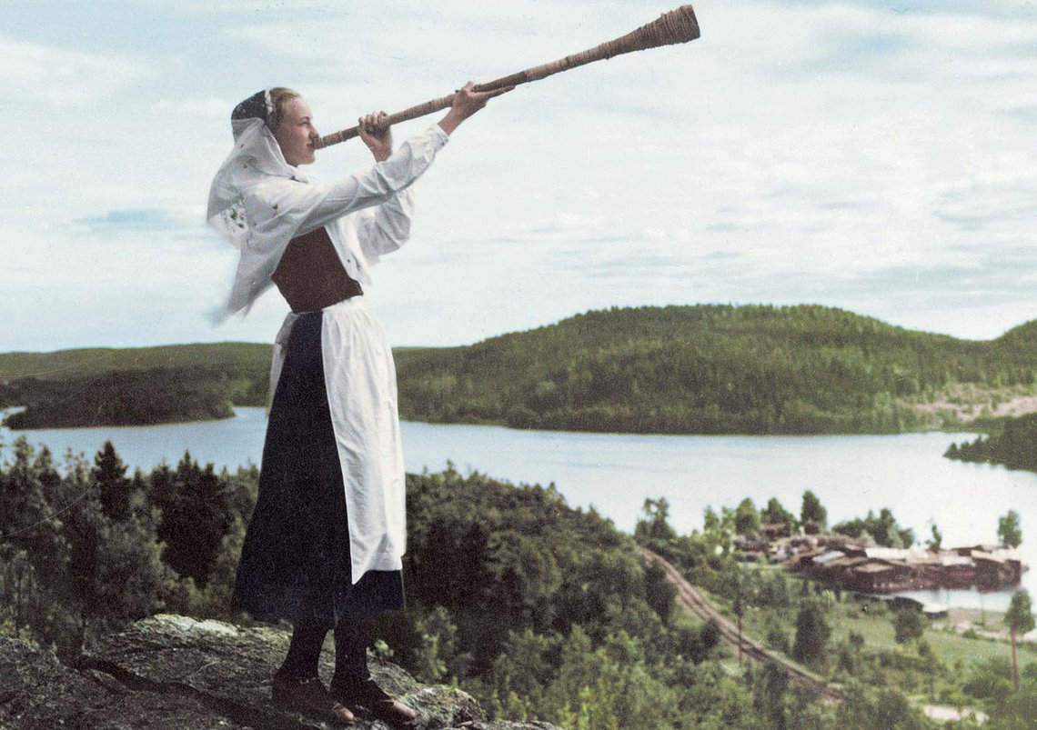 Ung svensk kvinne blåser i det, ca. 1930. Foto: Julius Jääskeläinen, Wikimedia Commons Ung svensk kvinne blåser i det, ca. 1930. Foto: Julius Jääskeläinen, Wikimedia Commons