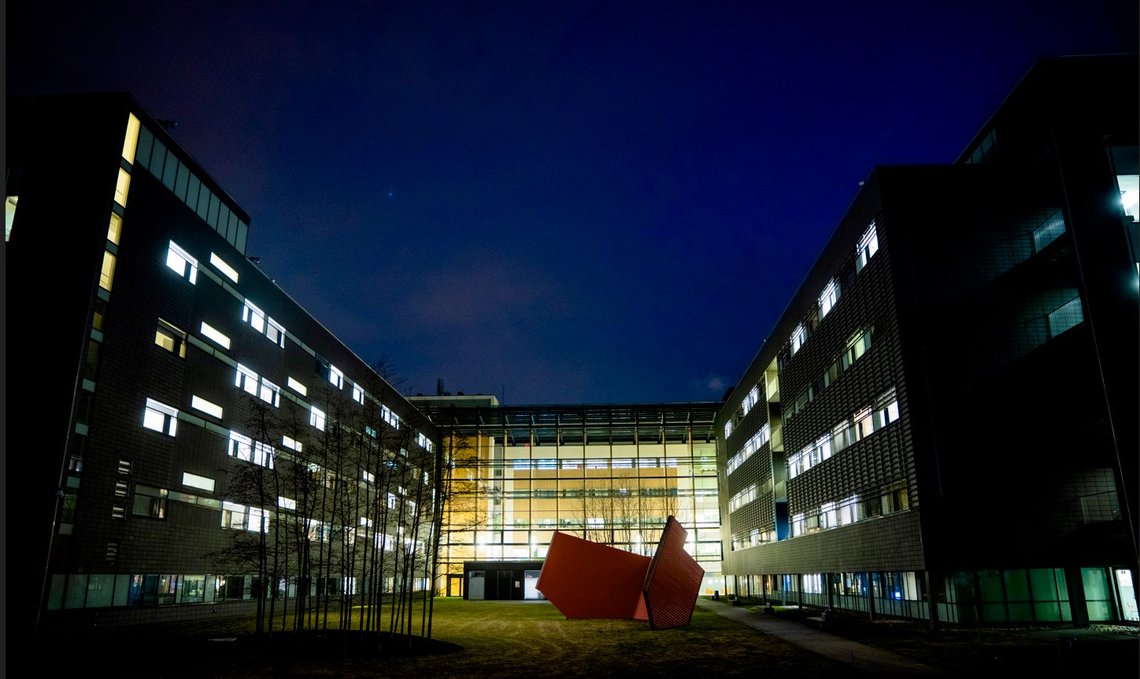 Sykehusene i og rundt Oslo er ennå ikke nattestengte, men flere pasienter, nedskjæringer og uholdbare arbeidsforhold, har ført til en flukt av ansatte som bekymrer mange, også på Stortinget. Her sees Akershus universitetssykehus (Ahus). Foto: Stian Lysberg Solum / NTB Sykehusene i og rundt Oslo er ennå ikke nattestengte, men flere pasienter, nedskjæringer og uholdbare arbeidsforhold, har ført til en flukt av ansatte som bekymrer mange, også på Stortinget. Her sees Akershus universitetssykehus (Ahus). Foto: Stian Lysberg Solum / NTB