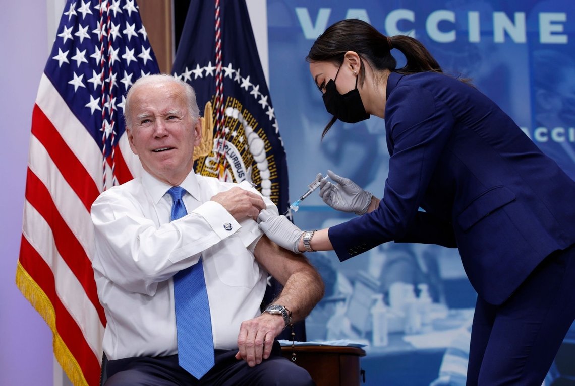 U.S. President Joe Biden receives his updated COVID-19 booster in the South Court Auditorium at the White House campus on October 25, 2022 in Washington, DC. Photo: Shutterstock, Salma Bashir Motiwala. U.S. President Joe Biden receives his updated COVID-19 booster in the South Court Auditorium at the White House campus on October 25, 2022 in Washington, DC. Photo: Shutterstock, Salma Bashir Motiwala.