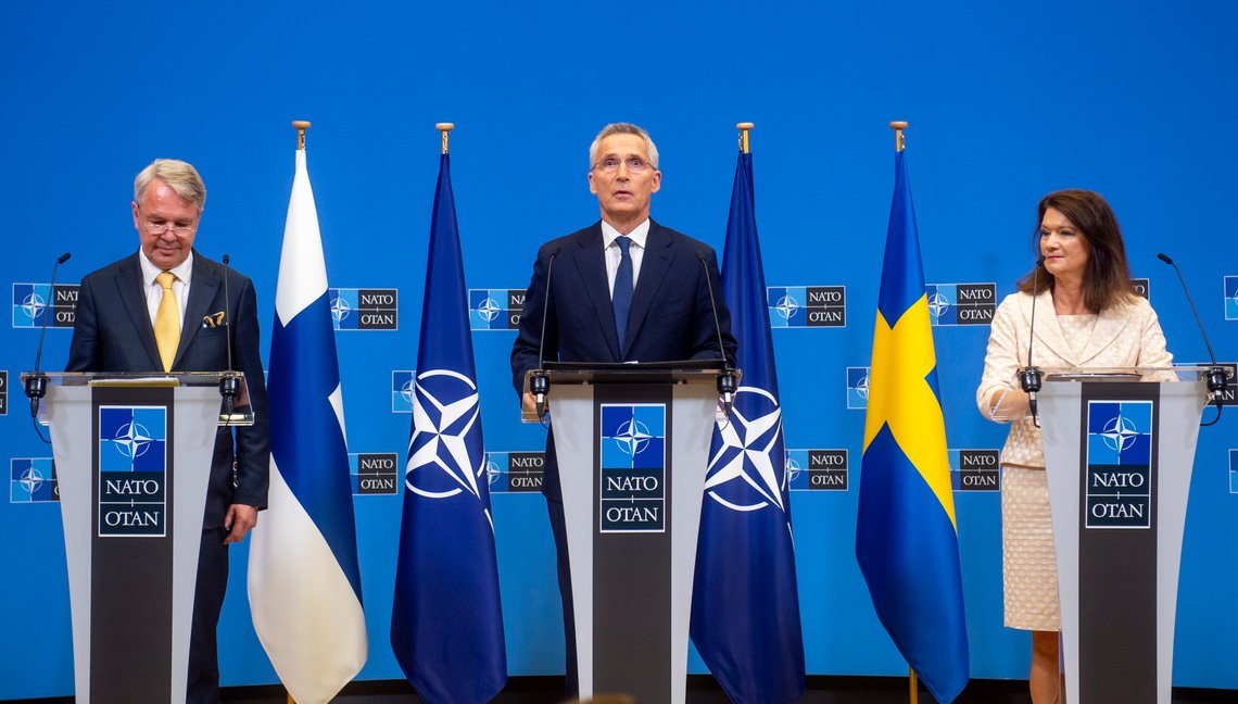 Finlands utenriksminister Pekka Haavisto, NATOs generalsekretær Jens Stoltenberg og Sveriges daværende utenriksminister Ann Linde under pressekonferansen 5. juli 2022 hvor alle NATO-land signerte tiltredelsesprotokollen for Sverige og Finland.
Foto: Pressebilde, NATO Finlands utenriksminister Pekka Haavisto, NATOs generalsekretær Jens Stoltenberg og Sveriges daværende utenriksminister Ann Linde under pressekonferansen 5. juli 2022 hvor alle NATO-land signerte tiltredelsesprotokollen for Sverige og Finland.
Foto: Pressebilde, NATO