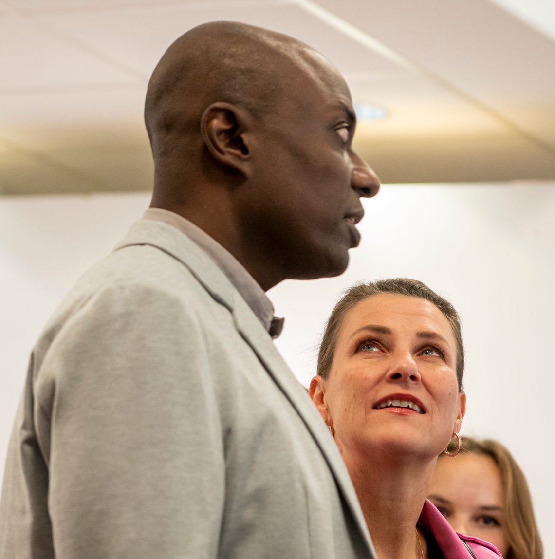 Oktober 2022, Durek Verrett og prinsesse Märtha Louise kom på høstutstilling på kulturhuset i Ås der Maud Angelica Behn stilte ut sine egne malerier. Foto: Heiko Junge, NTB. Oktober 2022, Durek Verrett og prinsesse Märtha Louise kom på høstutstilling på kulturhuset i Ås der Maud Angelica Behn stilte ut sine egne malerier. Foto: Heiko Junge, NTB.