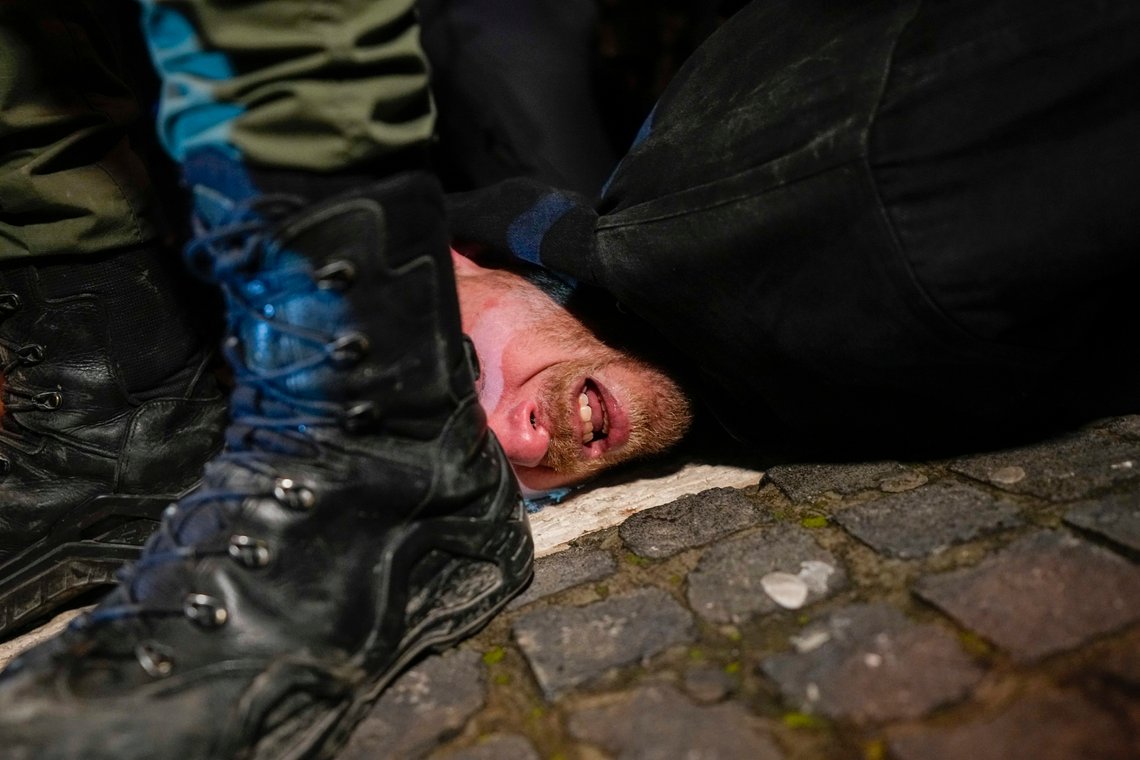 AP har fått en ny sak i Bibis justisreform. Mediene skjuler ikke sin aktivisme sammen med demonstrantene. sraeli police detain a protester during a demonstration against the plans by Prime Minister Benjamin Netanyahu's new government to overhaul the judicial system, in Jerusalem, Thursday, Feb. 9, 2023. (AP Photo/Ohad Zwigenberg) AP har fått en ny sak i Bibis justisreform. Mediene skjuler ikke sin aktivisme sammen med demonstrantene. sraeli police detain a protester during a demonstration against the plans by Prime Minister Benjamin Netanyahu's new government to overhaul the judicial system, in Jerusalem, Thursday, Feb. 9, 2023. (AP Photo/Ohad Zwigenberg)