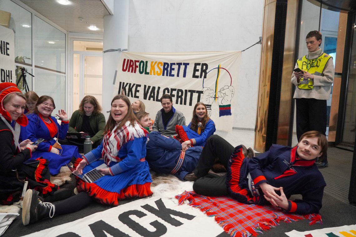 Samiske aktivister og Natur og Ungdom demonstrerer i inngangspartiet hos Olje- og energidepartementet for å demonstrere mot vindturbinene på Fosen. Foto: Ole Berg-Rusten / NTB Samiske aktivister og Natur og Ungdom demonstrerer i inngangspartiet hos Olje- og energidepartementet for å demonstrere mot vindturbinene på Fosen. Foto: Ole Berg-Rusten / NTB