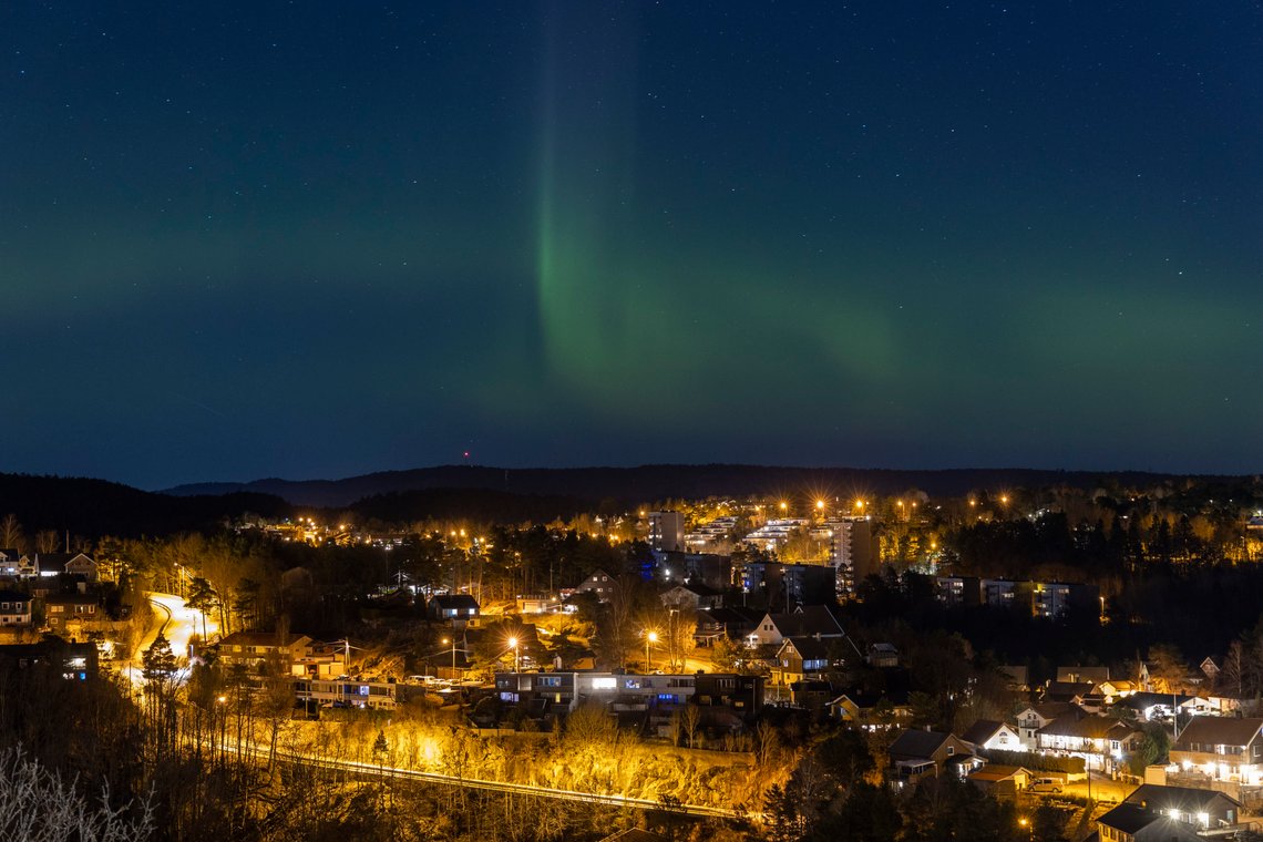 Mandag kveld kan en se nordlys helt ned til Sørlandet som her i Kristiansand. Her ser vi nordlyset fra Slettheia i retning Hellemyr og Tinnheia.
Foto: Tor Erik Schrøder / NTB Mandag kveld kan en se nordlys helt ned til Sørlandet som her i Kristiansand. Her ser vi nordlyset fra Slettheia i retning Hellemyr og Tinnheia.
Foto: Tor Erik Schrøder / NTB