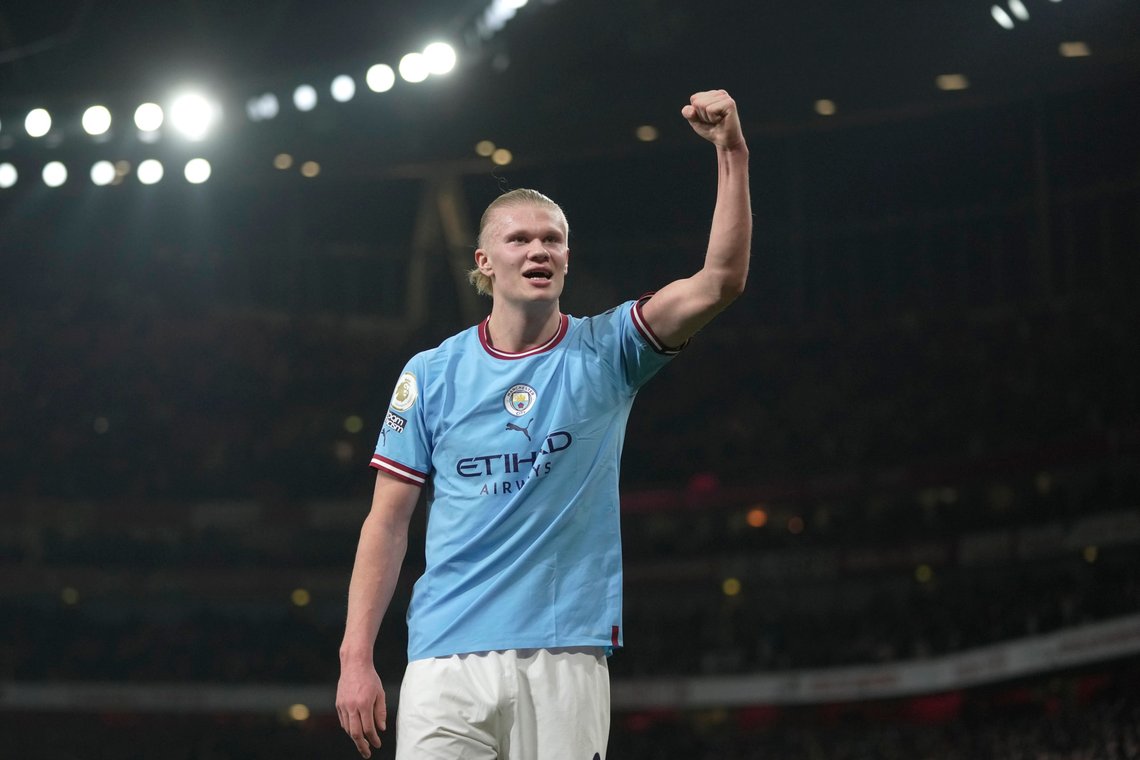 For andre år på rad er Erling Braut Haaland plukket ut på verdens beste lag av FIFA. Foto: Kin Cheung / AP / NTB For andre år på rad er Erling Braut Haaland plukket ut på verdens beste lag av FIFA. Foto: Kin Cheung / AP / NTB