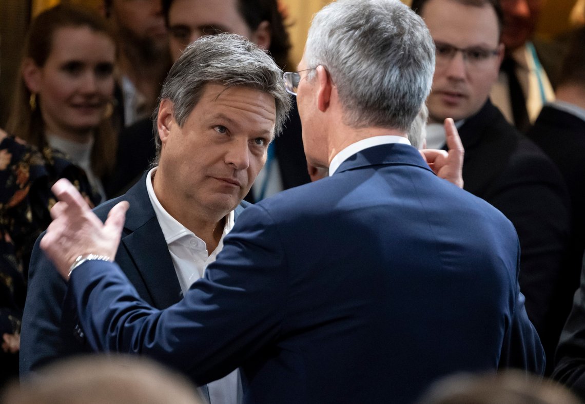 Tysklands nærings- og klimaminister Robert Habeck i samtale med Nato-sjef Jens Stoltenberg på sikkerhetskonferansen i München i helgen. Krigen i Ukraina rammer Tyskland hardere enn mange andre europeiske land. Foto: Sven Hoppe / DPA via AP / NTB Tysklands nærings- og klimaminister Robert Habeck i samtale med Nato-sjef Jens Stoltenberg på sikkerhetskonferansen i München i helgen. Krigen i Ukraina rammer Tyskland hardere enn mange andre europeiske land. Foto: Sven Hoppe / DPA via AP / NTB