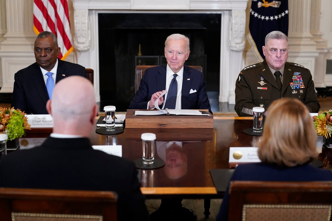 Biden med USAs forsvarsminister Lloyd Austin og forsvarssjef Mark Milley. Foto: AP /Susan Walsh/ NTB Biden med USAs forsvarsminister Lloyd Austin og forsvarssjef Mark Milley. Foto: AP /Susan Walsh/ NTB