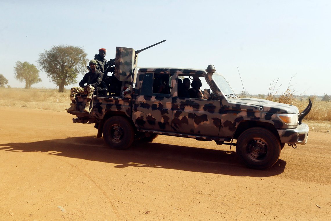 Nigerianske soldater på patrulje i Kankara i den nordlige delstaten Katsina der ekstremistgruppen Boko Haram i flere år har terrorisert befolkningen. Foto: Sunday Alamba, AP / NTB. Nigerianske soldater på patrulje i Kankara i den nordlige delstaten Katsina der ekstremistgruppen Boko Haram i flere år har terrorisert befolkningen. Foto: Sunday Alamba, AP / NTB.