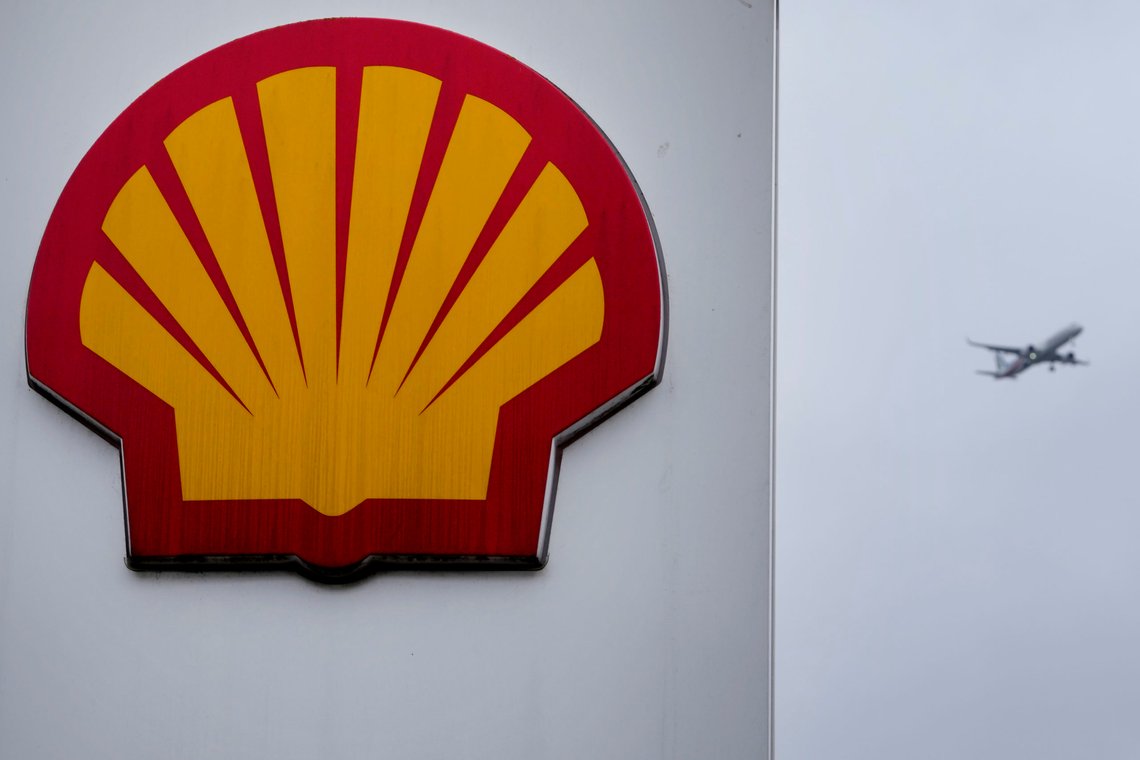 Shell blir klima-saksøkt av noen av sine egne aksjonærer. Foto: AP/Kirsty Wigglesworth Shell blir klima-saksøkt av noen av sine egne aksjonærer. Foto: AP/Kirsty Wigglesworth