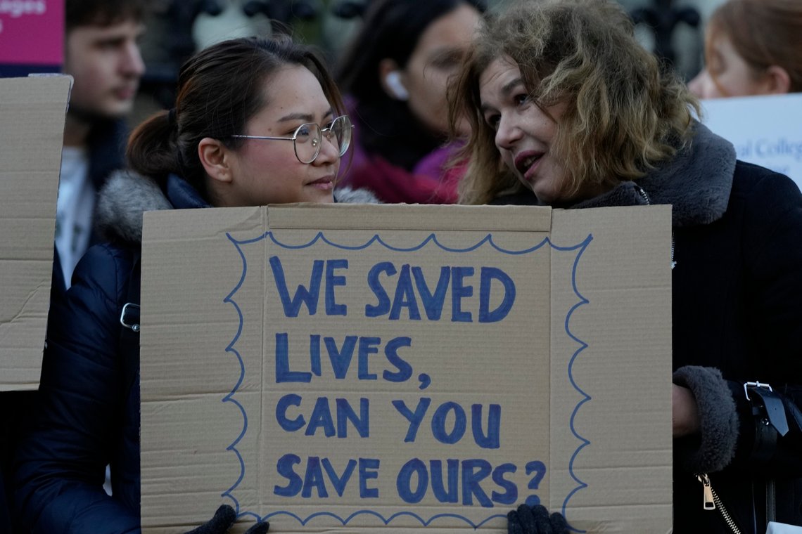Britiske helsearbeidere er rasende på regjeringen, og NHS har opplevd sin største streik gjennom historien. Men er det krigen i Ukraina som har skylden? Foto: Britiske helsearbeidere er rasende på regjeringen, og NHS har opplevd sin største streik gjennom historien. Men er det krigen i Ukraina som har skylden? Foto: