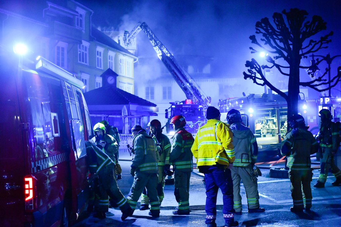 I nærmere tolv timer har det vært brann i trehusbebyggelsen i Kragerø. Foto: Rodrigo Freitas, NTB. I nærmere tolv timer har det vært brann i trehusbebyggelsen i Kragerø. Foto: Rodrigo Freitas, NTB.