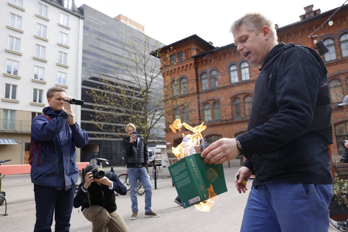 Rasmus Paludan brant en koran under Socialdemokraternas feiring av 1. mai 2022. Mange i dette partiet ønsker å forby koranbrenning. Foto: Fredrik Persson/ TT / NTB Rasmus Paludan brant en koran under Socialdemokraternas feiring av 1. mai 2022. Mange i dette partiet ønsker å forby koranbrenning. Foto: Fredrik Persson/ TT / NTB