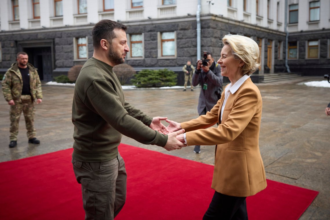 Ukrainas president Volodymyr Zelenskyj tar imot EU-kommisjonens leder Ursula von der Leyen. Samtidig som nye venner dukker opp, foregår en utrenskning blant myndighetspersoner i Ukraina. Korrupsjon er begrunnelsen. Foto: Den ukrainske presidentens kontor / AP / NTB. Ukrainas president Volodymyr Zelenskyj tar imot EU-kommisjonens leder Ursula von der Leyen. Samtidig som nye venner dukker opp, foregår en utrenskning blant myndighetspersoner i Ukraina. Korrupsjon er begrunnelsen. Foto: Den ukrainske presidentens kontor / AP / NTB.