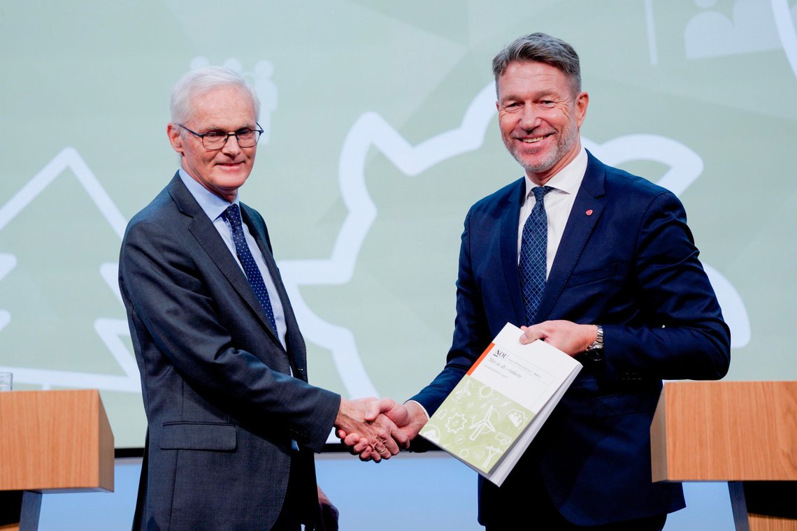 Leder for Energikommisjonen, Lars Sørgard, overleverer sin rapport til olje- og energiminister, Terje Lien Aasland, på en pressekonferanse i Marmorhallen.
Foto: Gorm Kallestad / NTB Leder for Energikommisjonen, Lars Sørgard, overleverer sin rapport til olje- og energiminister, Terje Lien Aasland, på en pressekonferanse i Marmorhallen.
Foto: Gorm Kallestad / NTB