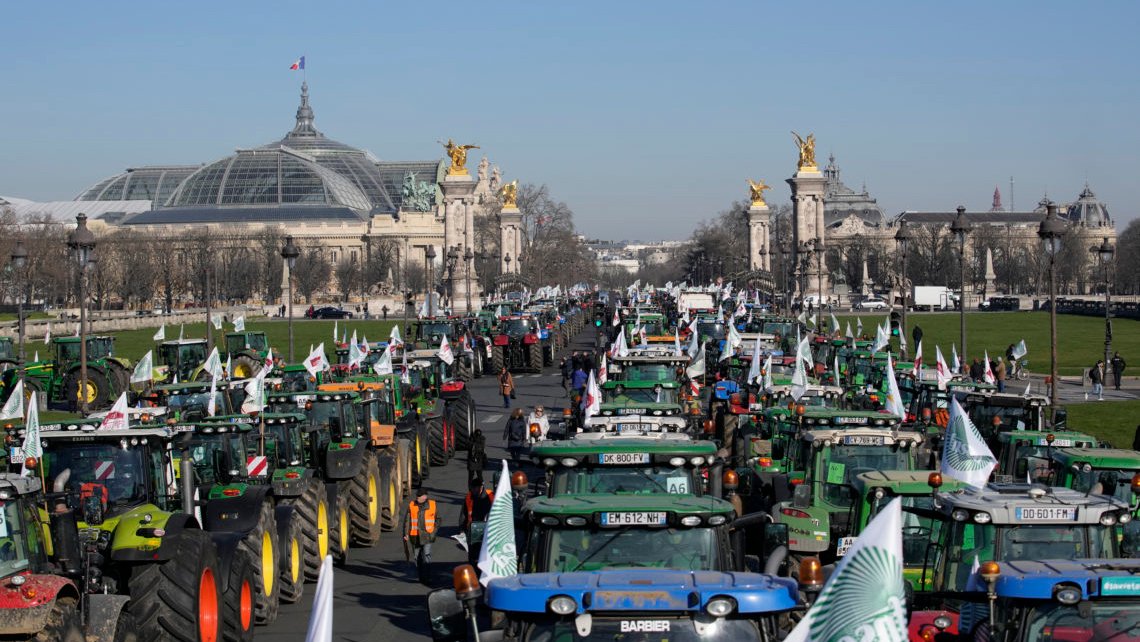 Flere hundre traktorer og tusenvis av bønder demonstrerte i Paris mot Macrons regjering som følger EUs grønne diktater. Foto: AP /Christophe Ena/ NTB Flere hundre traktorer og tusenvis av bønder demonstrerte i Paris mot Macrons regjering som følger EUs grønne diktater. Foto: AP /Christophe Ena/ NTB