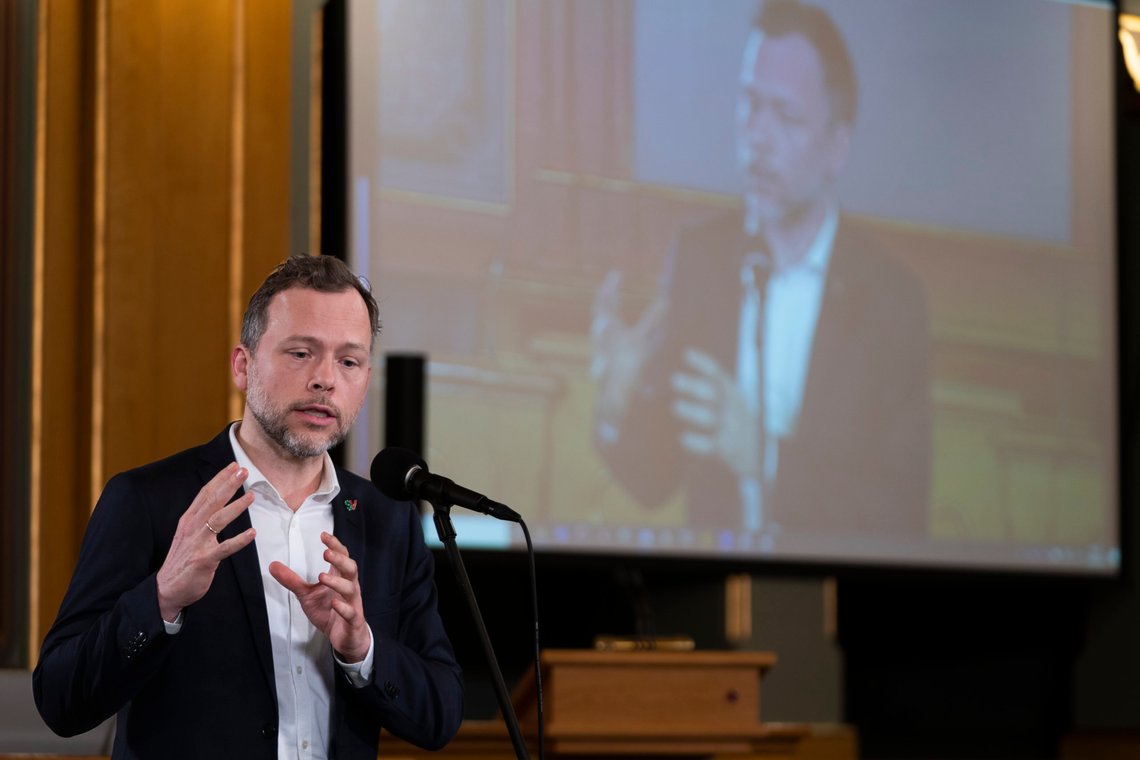 Audun Lysbakken (SV), regjeringen og et stort flertall på Stortinget legger fram den politiske enigheten om Ukraina-programmet i Stortinget.
Foto: Terje Pedersen / NTB Audun Lysbakken (SV), regjeringen og et stort flertall på Stortinget legger fram den politiske enigheten om Ukraina-programmet i Stortinget.
Foto: Terje Pedersen / NTB