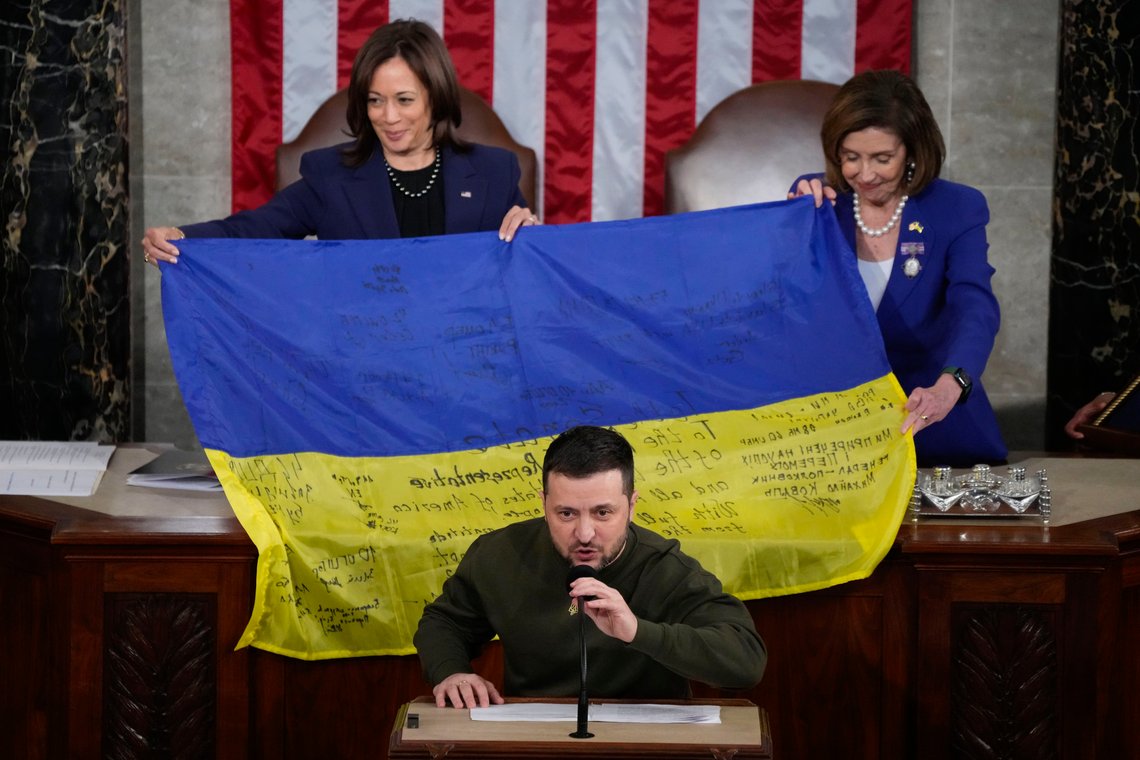 Nancy Pelosi og Kamala Harris holder det ukrainske flagget bak Volodymyr Zelenskyj da han talte i Kongressen under et felles møte for Representantenes hus og Senatet i desember. Foto: Jacquelyn Martin / AP / NTB Nancy Pelosi og Kamala Harris holder det ukrainske flagget bak Volodymyr Zelenskyj da han talte i Kongressen under et felles møte for Representantenes hus og Senatet i desember. Foto: Jacquelyn Martin / AP / NTB