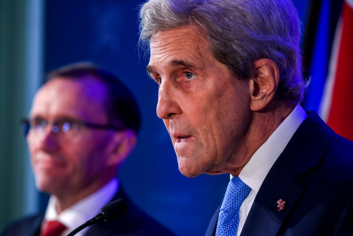 To elitister tegner og forteller eventyr: USAs klimautsending og mangemilliardær, John Kerry sammen med Norges klima- og miljøminister, den tidligere direktøren i World Economic Forum, Espen Barth Eide under markeringen av Klima- og miljødepartementets 50-års-jubileum i juni 2022. Foto: Ørn E. Borgen / NTB To elitister tegner og forteller eventyr: USAs klimautsending og mangemilliardær, John Kerry sammen med Norges klima- og miljøminister, den tidligere direktøren i World Economic Forum, Espen Barth Eide under markeringen av Klima- og miljødepartementets 50-års-jubileum i juni 2022. Foto: Ørn E. Borgen / NTB