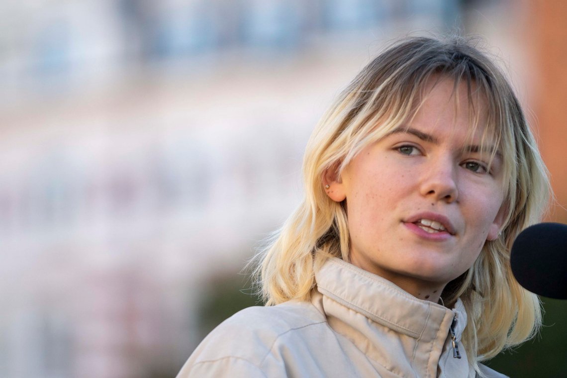 Oslo 20221011.
Gina Gylver i Natur og ungdom under en stor markering av ettårsdagen for den historiske Fosen-dommen, der reindriften vant over staten i striden om vindkraftutbyggingen på Fosen. Arrangementet finner sted på Eidsvoll plass, utenfor Stortinget.
Foto: Terje Pedersen / NTB Oslo 20221011.
Gina Gylver i Natur og ungdom under en stor markering av ettårsdagen for den historiske Fosen-dommen, der reindriften vant over staten i striden om vindkraftutbyggingen på Fosen. Arrangementet finner sted på Eidsvoll plass, utenfor Stortinget.
Foto: Terje Pedersen / NTB