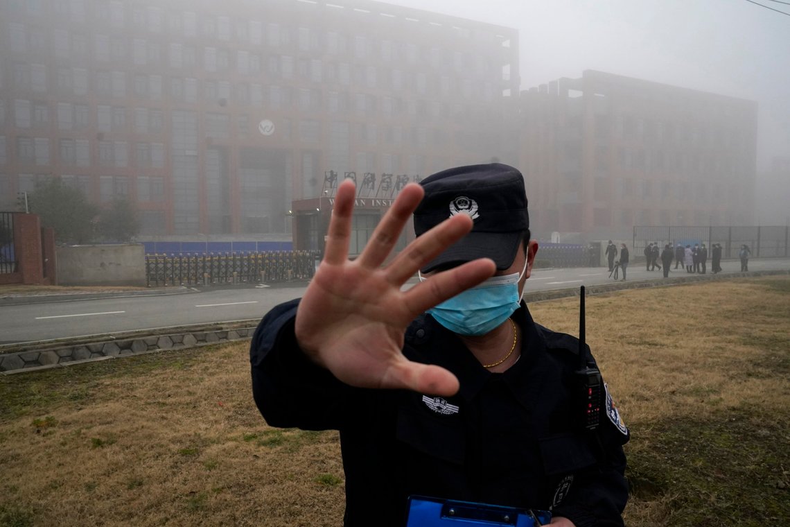 En sikkerhetsvakt stopper journalister fra å komme inn på Wuhan Institute of Virology etter at et team fra Verdens helseorganisasjon kom på et feltbesøk i Wuhan i Kinas Hubei-provins 3. februar 2021. Nå viser det seg at koronaviruset stammer herfra. Foto: AP/Ng Han Guan En sikkerhetsvakt stopper journalister fra å komme inn på Wuhan Institute of Virology etter at et team fra Verdens helseorganisasjon kom på et feltbesøk i Wuhan i Kinas Hubei-provins 3. februar 2021. Nå viser det seg at koronaviruset stammer herfra. Foto: AP/Ng Han Guan