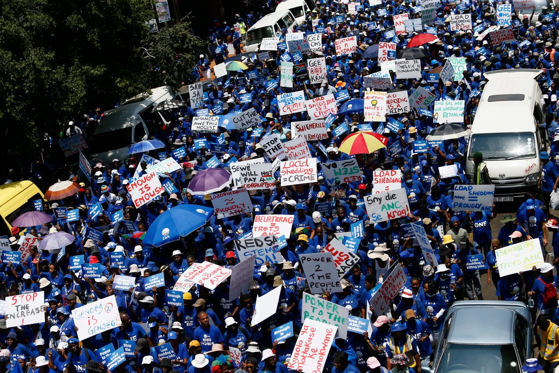 Mangelen på strøm og vann har ført til store protester mot myndighetene i Sør-Afrika den siste tiden, som her i Johannesburg 25. januar. Foto: AP / NTB Mangelen på strøm og vann har ført til store protester mot myndighetene i Sør-Afrika den siste tiden, som her i Johannesburg 25. januar. Foto: AP / NTB