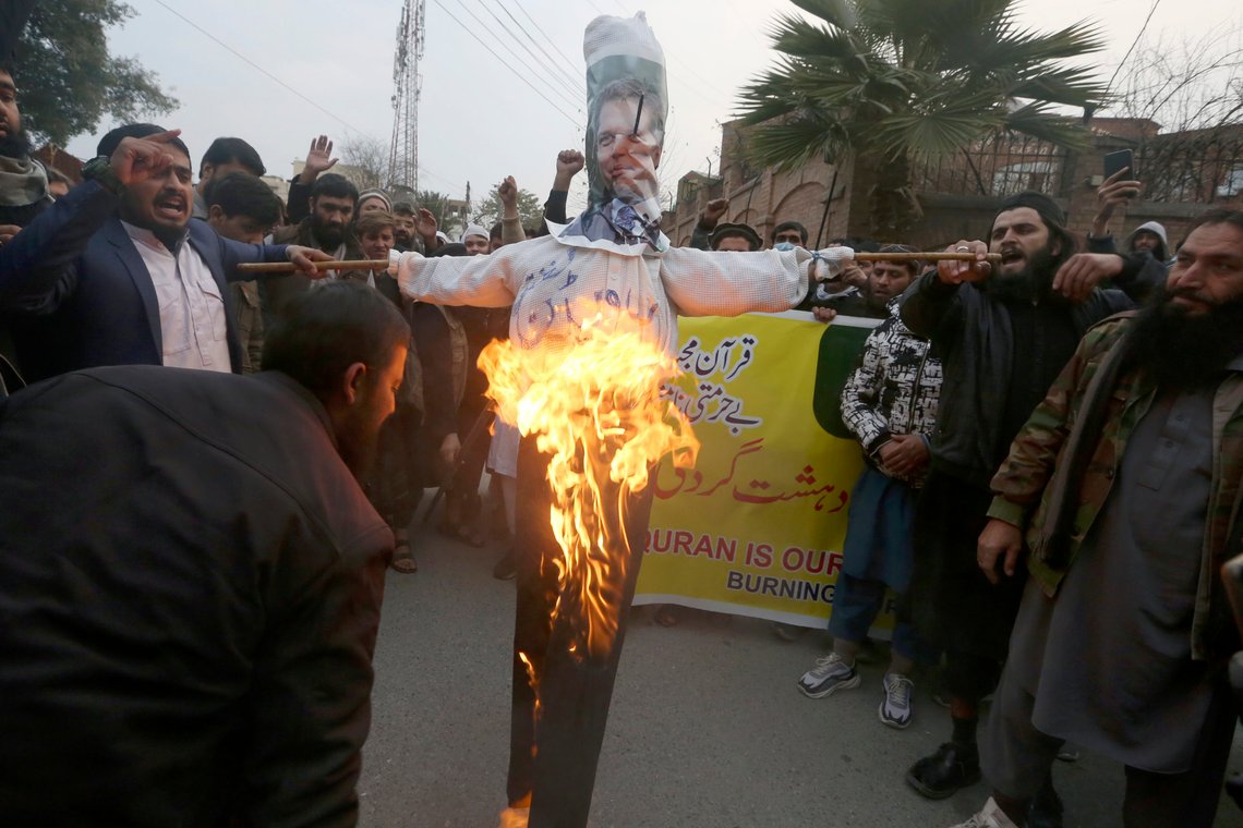 Det er ikke bare Lars Thorsen som brenner. Supporters of Pakistan Markazi Muslim League party burn an effigy of a Danish anti-islam activist Rasmus Paludan during a demonstration against the burning of Quran, a Muslim holy book, by a Danish anti-islam activist, in Peshawar, Pakistan, Tuesday, Jan. 24, 2023. (AP Photo/Muhammad Sajjad) Det er ikke bare Lars Thorsen som brenner. Supporters of Pakistan Markazi Muslim League party burn an effigy of a Danish anti-islam activist Rasmus Paludan during a demonstration against the burning of Quran, a Muslim holy book, by a Danish anti-islam activist, in Peshawar, Pakistan, Tuesday, Jan. 24, 2023. (AP Photo/Muhammad Sajjad)