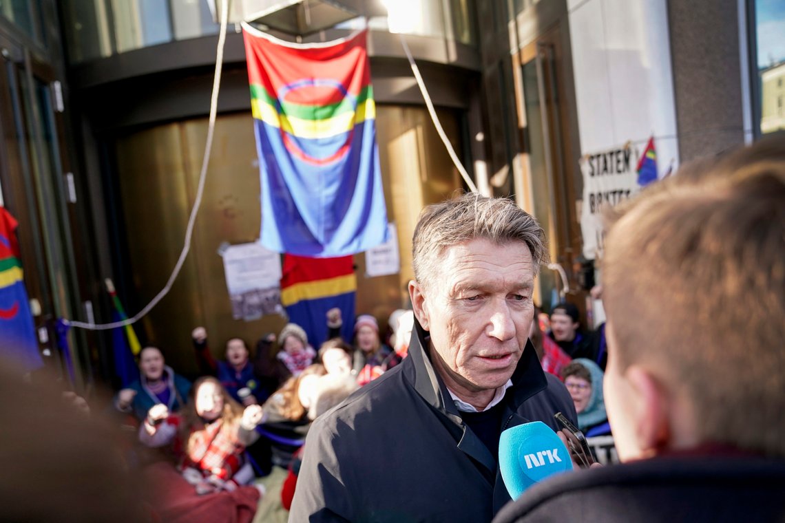 Oslo 20230228.
Olje- og energiminister Terje Aasland som snakker med aksjonister fra Natur og ungdom og Norske Samers Riksforbund Nuorat da de blokkerer inngangene til Olje- og energidepartementet. Bakgrunn for aksjonen er at vindturbinene på Fosen, som Høyesterett har sagt at er ulovlige, ikke er revet.
Foto: Stian Lysberg Solum / NTB Oslo 20230228.
Olje- og energiminister Terje Aasland som snakker med aksjonister fra Natur og ungdom og Norske Samers Riksforbund Nuorat da de blokkerer inngangene til Olje- og energidepartementet. Bakgrunn for aksjonen er at vindturbinene på Fosen, som Høyesterett har sagt at er ulovlige, ikke er revet.
Foto: Stian Lysberg Solum / NTB