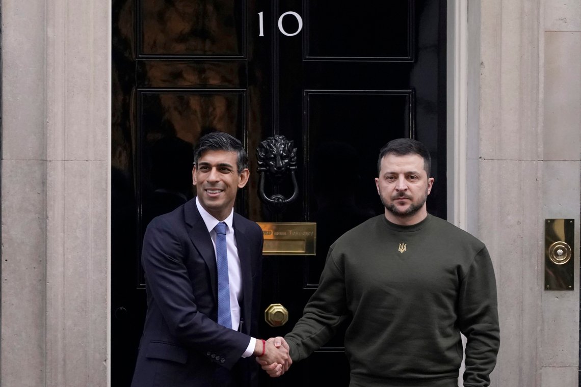 Rishi Sunak tok imot Volodymyr Zelenskyj i statsministerboligen i Downing Street onsdag. Storbritannia-besøket er presidentens andre kjente utenlandsreise siden Russland invaderte Ukraina 24. februar i fjor. Foto: Alberto Pezzali / AP / NTB Rishi Sunak tok imot Volodymyr Zelenskyj i statsministerboligen i Downing Street onsdag. Storbritannia-besøket er presidentens andre kjente utenlandsreise siden Russland invaderte Ukraina 24. februar i fjor. Foto: Alberto Pezzali / AP / NTB