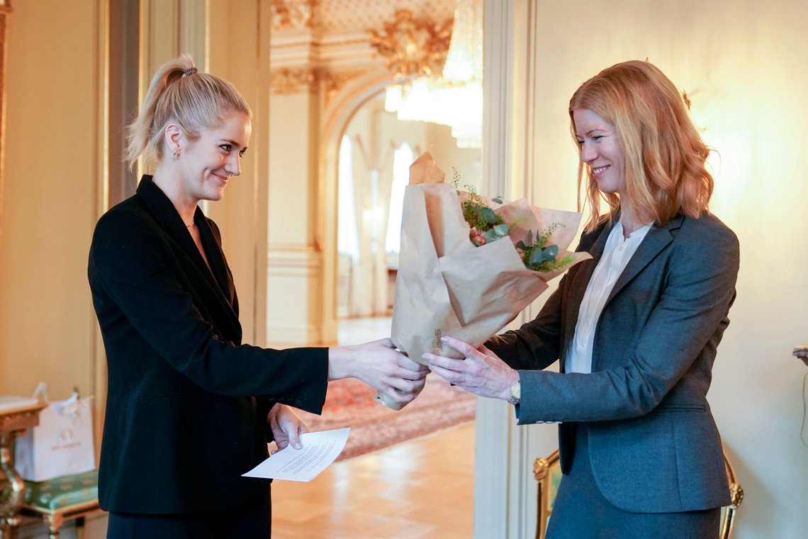 Justis- og beredskapsminister Emilie Enger Mehl (t.v) gir blomster til Kamilla Silseth som er den nye lederen for Kommisjonen for gjenopptakelse av straffesaker. Om hun vil lytte til konklusjonene er et helt annet spørsmål.
Foto: Stian Lysberg Solum / NTB Justis- og beredskapsminister Emilie Enger Mehl (t.v) gir blomster til Kamilla Silseth som er den nye lederen for Kommisjonen for gjenopptakelse av straffesaker. Om hun vil lytte til konklusjonene er et helt annet spørsmål.
Foto: Stian Lysberg Solum / NTB