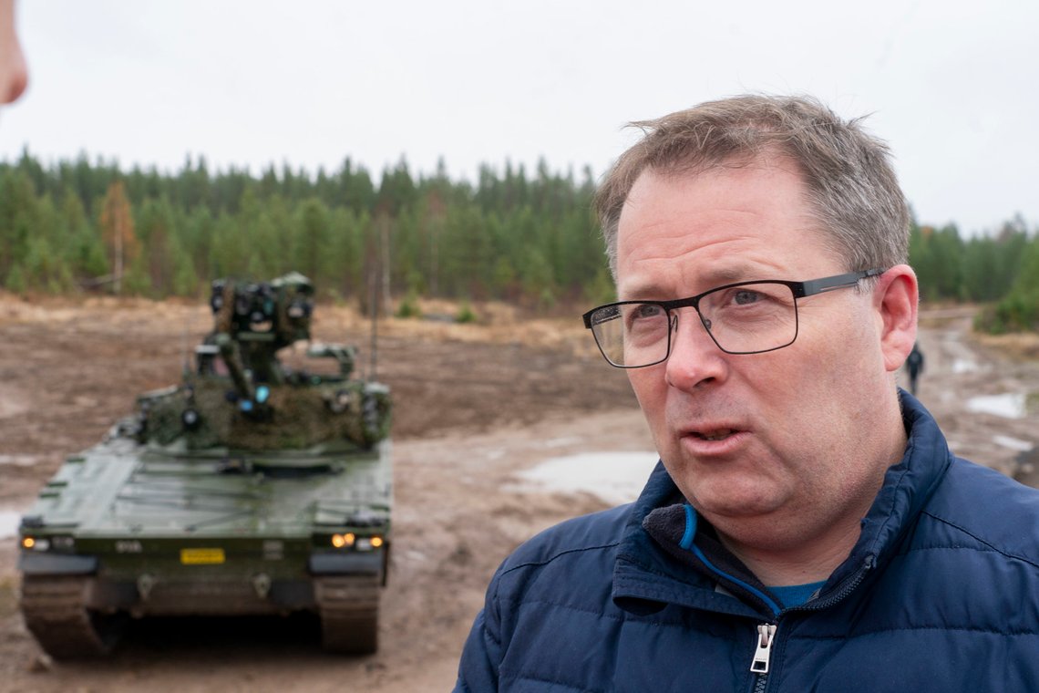 Rena 20221024.
Forsvarsminister Bjørn Arild Gram (Sp) besøker Hæren på Rena for første gang.
Foto: Terje Pedersen / NTB Rena 20221024.
Forsvarsminister Bjørn Arild Gram (Sp) besøker Hæren på Rena for første gang.
Foto: Terje Pedersen / NTB