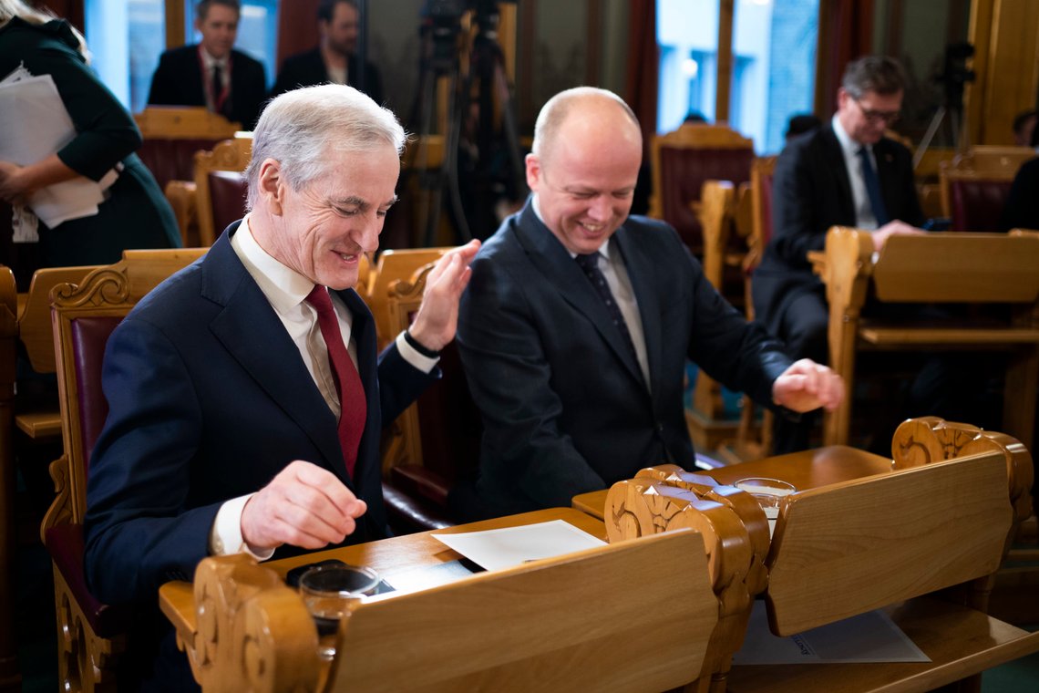 – Målet er å klare å videreføre det skattenivået vi har nå, sier finansminister Trygve Slagsvold Vedum (til høyre på bildet). Foto: Terje Pedersen, NTB. – Målet er å klare å videreføre det skattenivået vi har nå, sier finansminister Trygve Slagsvold Vedum (til høyre på bildet). Foto: Terje Pedersen, NTB.