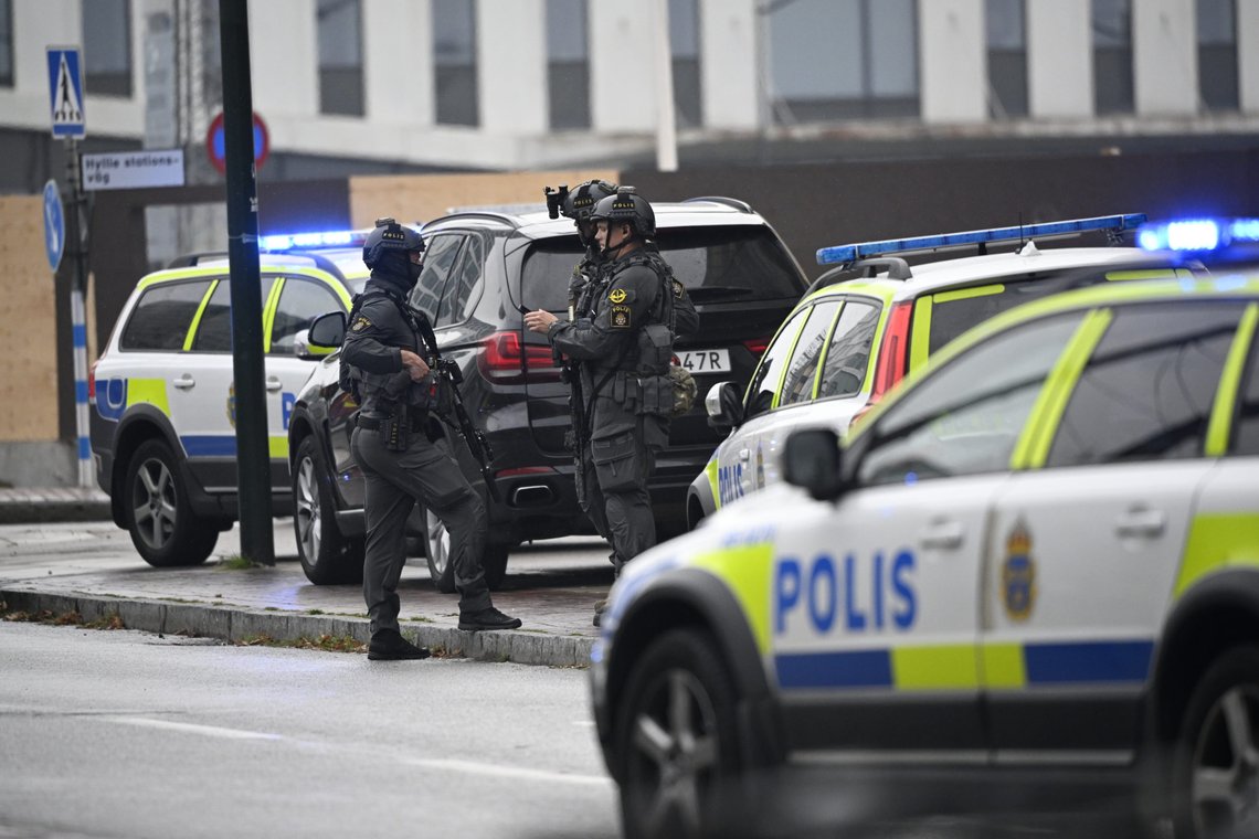 Bevæpnet politi med hunder stormet en leilighet i Falkenberg fredag. Tre jentene i tenårene skal ha blitt dopet ned og holdt fanget mot sin vilje. Illustrasjonsfoto: Johan Nilsson/ TT / NTB Bevæpnet politi med hunder stormet en leilighet i Falkenberg fredag. Tre jentene i tenårene skal ha blitt dopet ned og holdt fanget mot sin vilje. Illustrasjonsfoto: Johan Nilsson/ TT / NTB