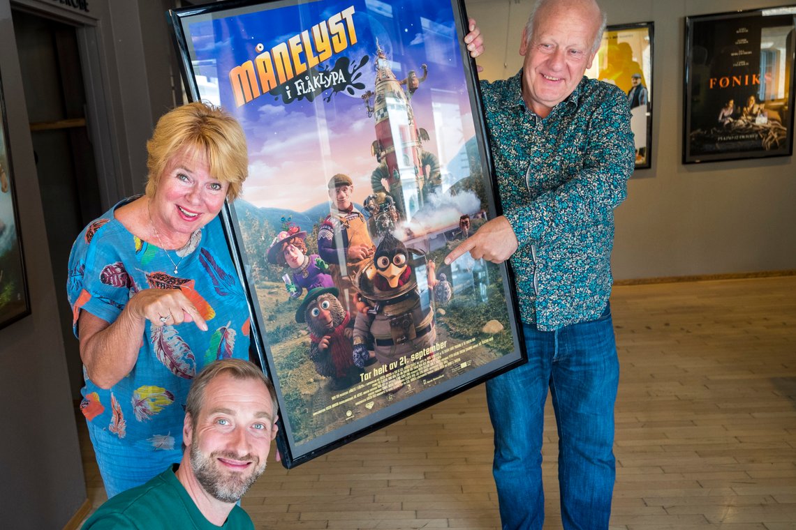 Oslo 20180814.
Regissør Rasmus A. Sivertsen (foran) har fått med seg Kari-Ann Grønsund og Trond Høvik som stemmene til Ludvik og Solan i familiefilmen Månelyst i Flåklypa som har premiere i september.
Foto: Heiko Junge / NTB Oslo 20180814.
Regissør Rasmus A. Sivertsen (foran) har fått med seg Kari-Ann Grønsund og Trond Høvik som stemmene til Ludvik og Solan i familiefilmen Månelyst i Flåklypa som har premiere i september.
Foto: Heiko Junge / NTB
